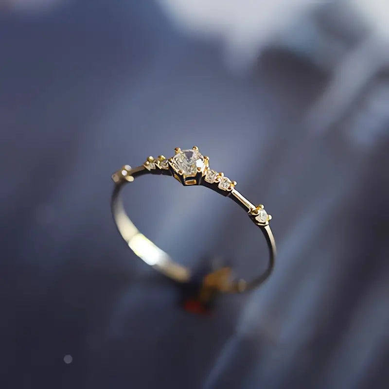 14-karätig plattierter, mit funkelnden Zirkonia besetzter Silberring