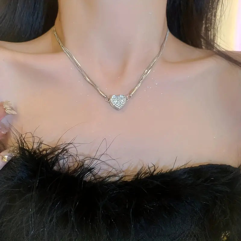 Collar magnético multicapa de circonitas en forma de corazón de lujo