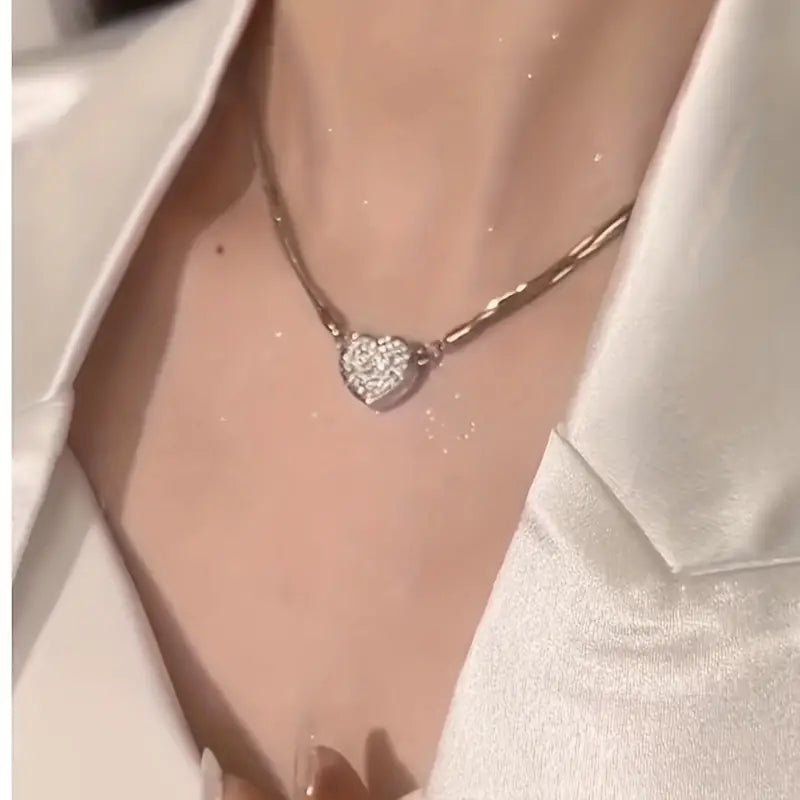 Collar magnético multicapa de circonitas en forma de corazón de lujo