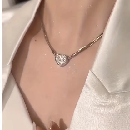 Collar magnético multicapa de circonitas en forma de corazón de lujo