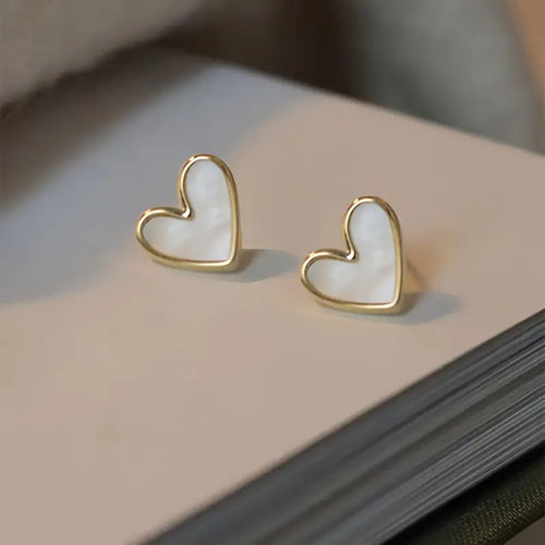 Mini pendientes delicados con forma de corazón
