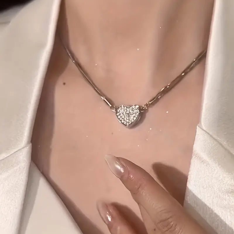 Collar magnético multicapa de circonitas en forma de corazón de lujo