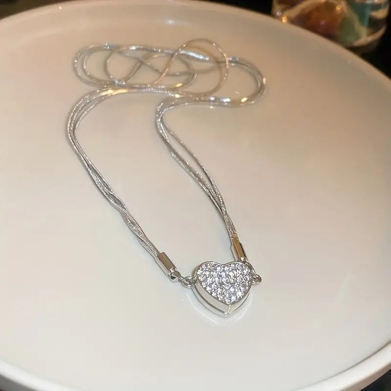 Collar magnético multicapa de circonitas en forma de corazón de lujo