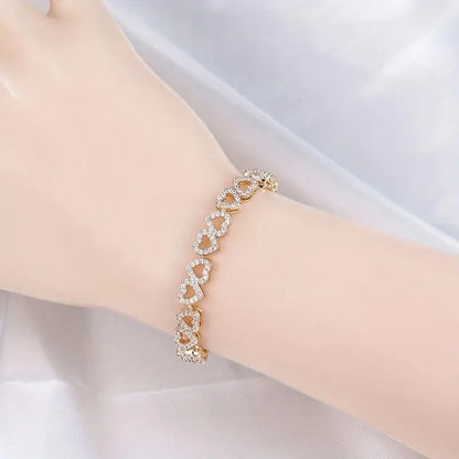 Elegante pulsera de corazón con circonitas cúbicas brillantes